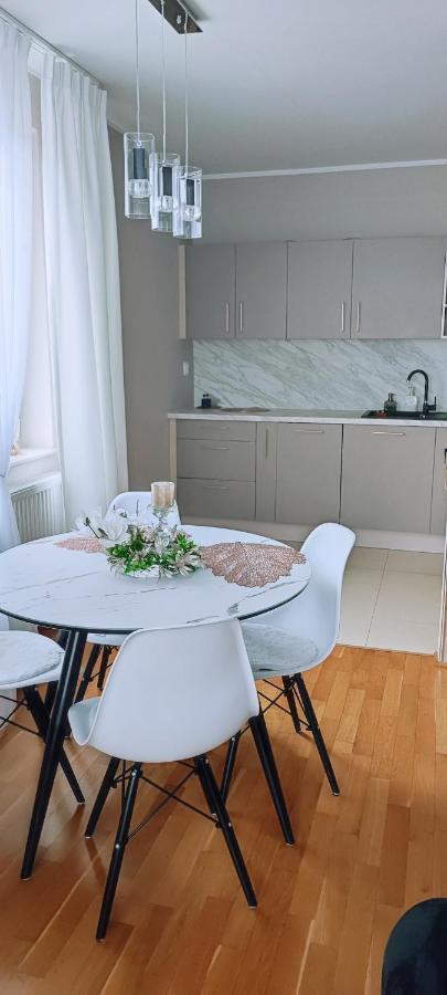 Cosmopolitan Z Bezplatnym, Prywatnym Parkingiem W Hali Garazowej Apartment